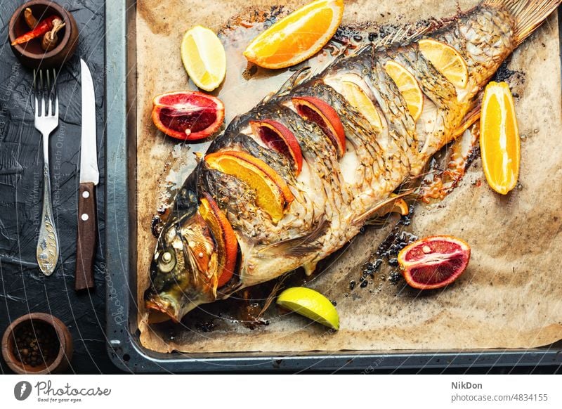 Gebackener Karpfen im Ganzen mit Zitrusfrüchten. Fisch Zitrone gebraten gebacken Meeresfrüchte Orangen Lebensmittel gegrillt Abendessen Mittagessen lecker Diät