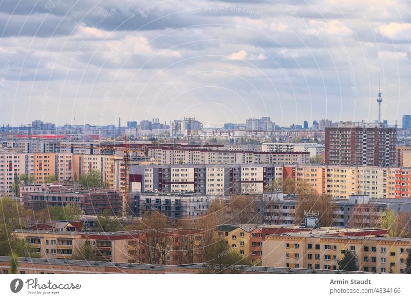 Panorama von Berlin Marzahn mit Fernsehturm und schönen Wolken hellersdorf Gehäuse Anwesen abgeschnitten Architektur Wolkenkratzer Außenseite Deutschland