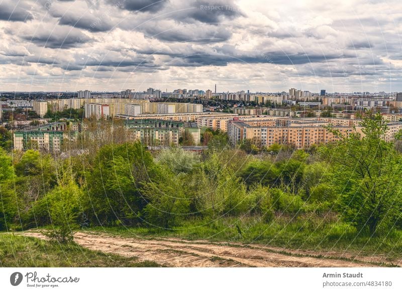 schönes Panorama von Berlin Marzahn mit dramatischem Himmel Antenne ahrensfelde Appartements Architektur Gebäude Städte Großstadt Stadtbild Beton Konstruktion