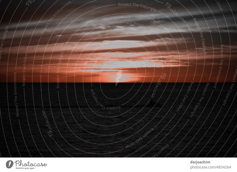 Der Tag geht zu Ende am Horizont. Nur noch ein kleiner Lichtschein erleuchtet das dunkle Meer am Horizont. sonnenuntergang Landschaft freiheit Himmel Sonne