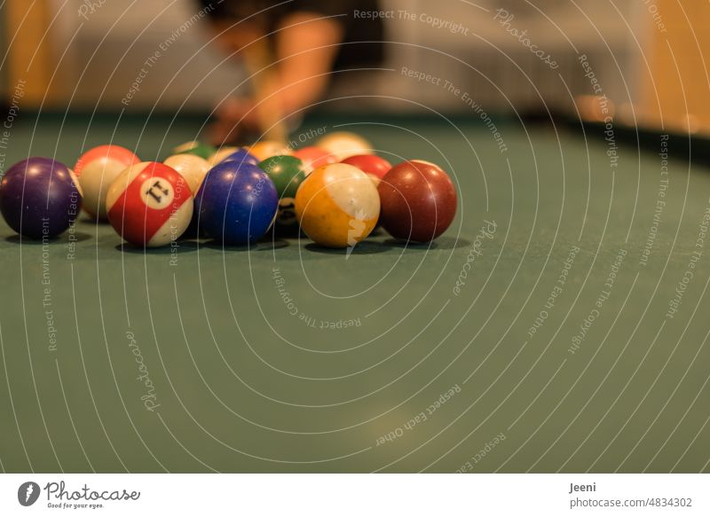 Billard spielen Billardkugel Kugel rund viele grün Queue Mensch Tisch Hand Sport bunt Spiel Freizeit Hobby Spaß Aktivität Team