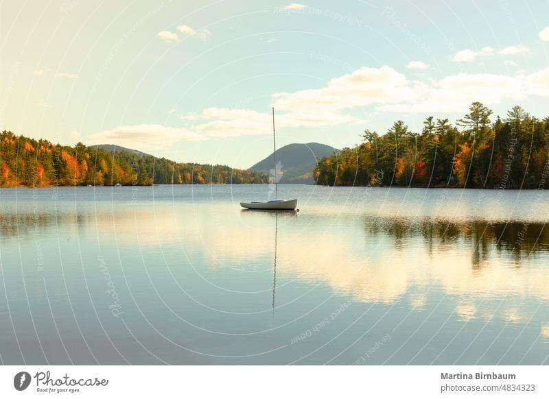 Kleines Segelboot auf dem Long Pond im Acadia National Park, Maine. Konzept der Ruhe und des Reisens Langer Teich Akadien Acadia-Nationalpark Landschaft See