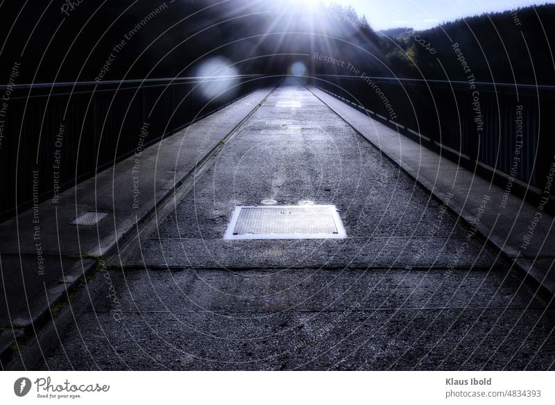 Oleftalsperre in der Eifel Deutschland Olefstalsperre Außenaufnahme dunkel Architektur unheimlich unheimliche Atmosphäre unheimliche Stille Gulli gullideckel