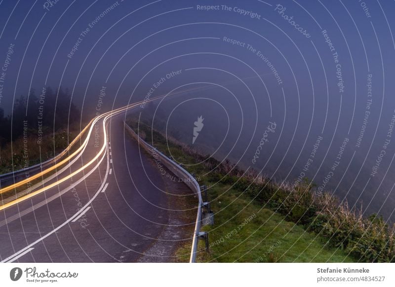 Langzeitbelichtung im Nebel Beleuchtung lang Licht Geschwindigkeit Nacht Nebelstimmung neblig beleuchtet dunstig geisterhaft unheimlich Landstraße Mystik