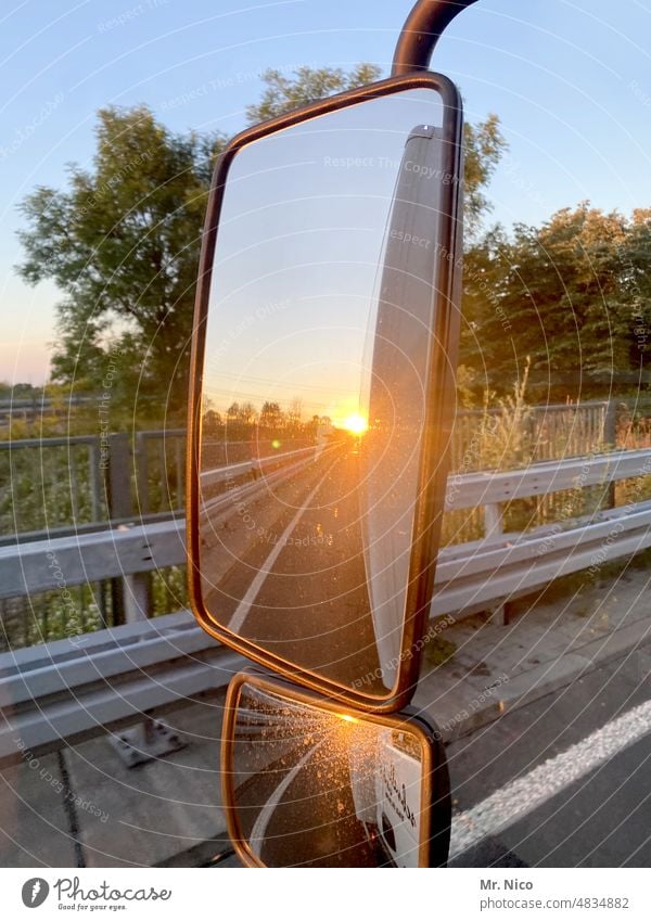 Good Morning Sonnenaufgang Fahrzeug Verkehrsmittel Straßenverkehr highway Außenspiegel Rückspiegel Reflexion & Spiegelung Autobahn Sommer Verkehrswege fahren