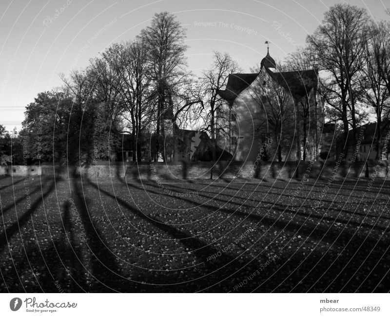 Schlosspark im Herbst Park Wasserschloss Klaffenbach Wiese Schatten shadow Burg oder Schloss herbstsonne Sonne