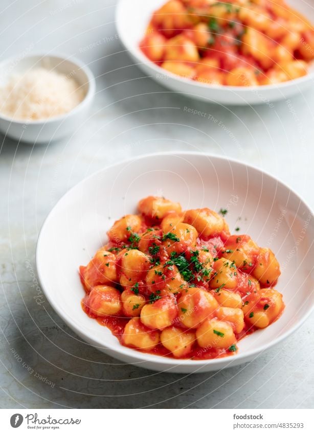 Gnocchi mit Tomatensauce und Parmigiano auf einem Teller. klassisch Italien Basilikum Schalen & Schüsseln Käse gekocht Küche kulinarisch lecker Diät Abendessen