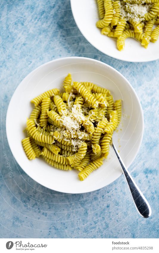 Teller Nudeln mit Pesto Genovese, mit frischem Basilikum. Italien Hintergrund Schalen & Schüsseln Käse gekocht Abendessen Speise Lebensmittel Spiralnudel