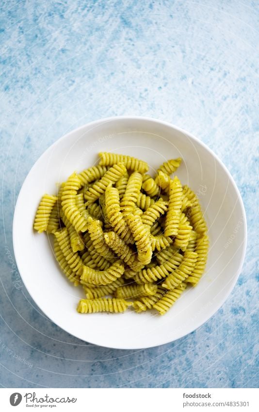 Teller Nudeln mit Pesto Genovese, mit frischem Basilikum. Italien Hintergrund Schalen & Schüsseln Käse gekocht Abendessen Speise Lebensmittel Spiralnudel