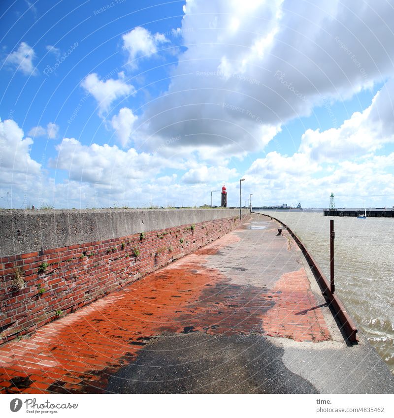 UrbanNature HB | angezählte Mole kai mole mauer kaimauer leuchtturm himmel wasser nordsee backstein nass feucht kaputt sanierungsfall horizont wolken begrenzung