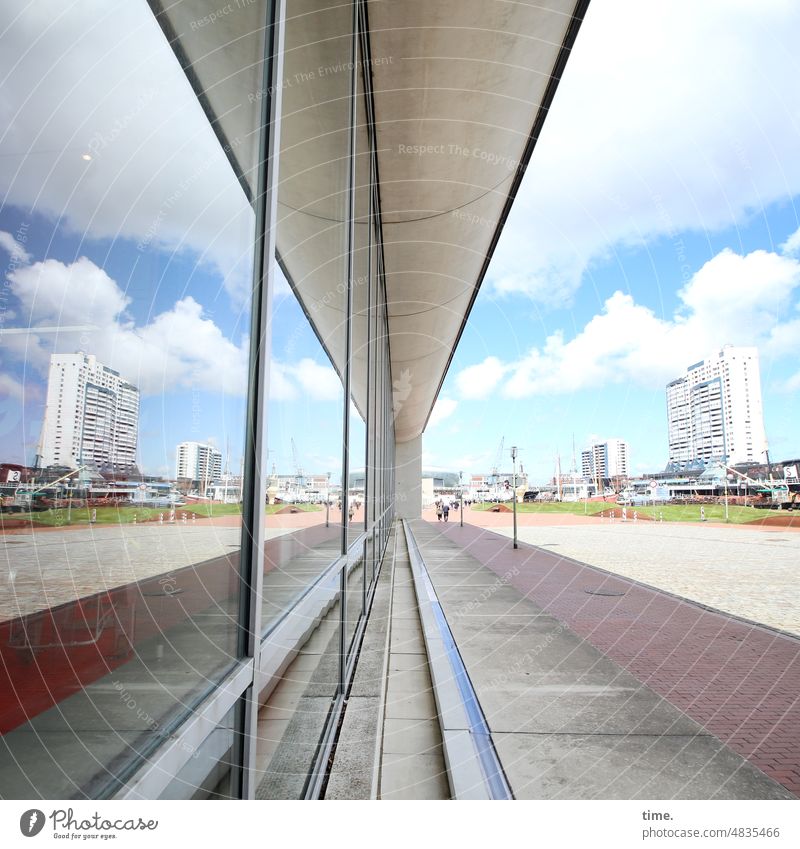 UrbanNature HB | vis-à-vis glasfassade spiegelung urban hochhaus platz fenster schönes wetter himmel wolken horizont gehweg museumshafen