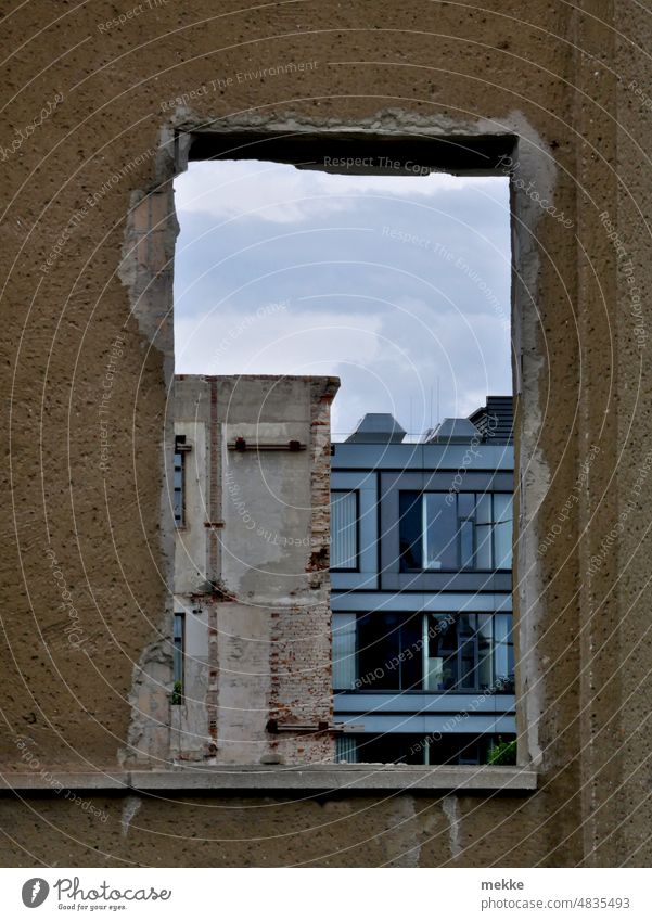 Fenster in Vergangenheit und Zukunft Haus Fassade Gebäude Wand Architektur Mauer Bauwerk Stadt alt trist Abriss Abrissgebäude Ruine Neubau Moderne Architektur