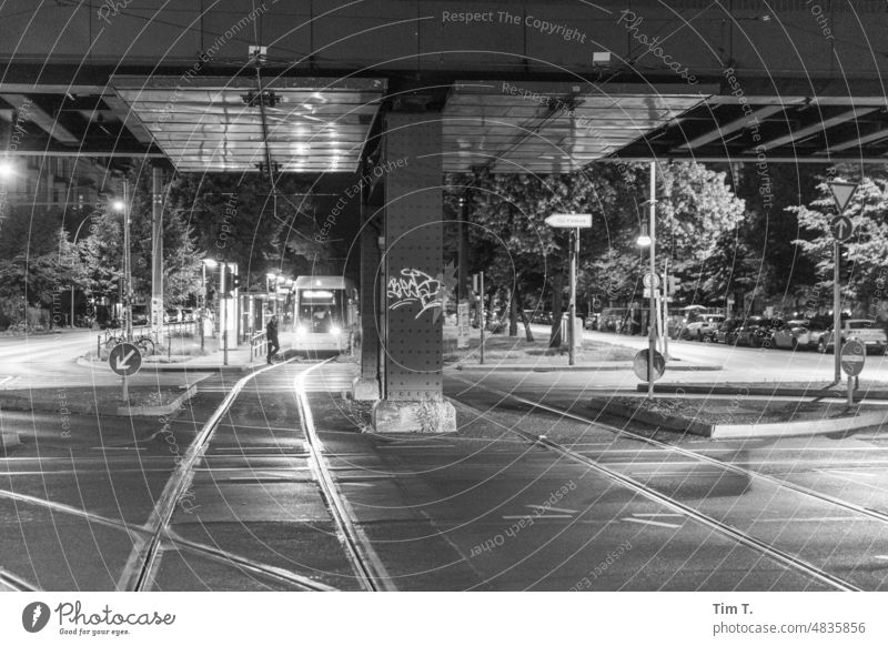 Schönhauser Ecke Bornholmer mit Tram Prenzlauer Berg Schönhauser Allee Bornholmer Straße b/w s/w Schwarzweißfoto Außenaufnahme Nacht Straßenbahn Hochbahn