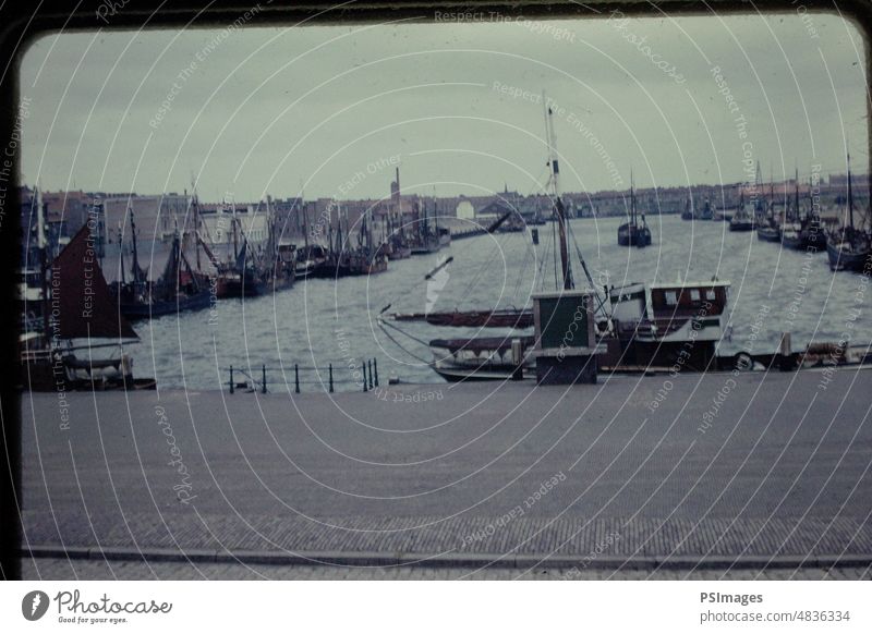 Ein Dock in der Nähe von Amsterdam, Niederlande holländisch Ferien & Urlaub & Reisen Wasser Boote Europa Wasserstraße historisch