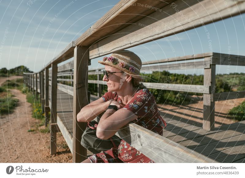 Frau genießt den Sonnenuntergang an der Algarve in Lagos, Portugal, im Sommer 2022 Architektur atlantisch Bucht Strand blau Boot Boote Gebäude Großstadt Klippe