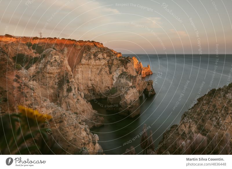 Leuchtturm Ponta de Piedade an der Küste der Algarve in Lagos, Portugal Architektur atlantisch Bucht Strand blau Boot Boote Gebäude Großstadt Klippe Küstenlinie