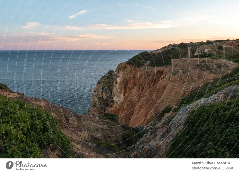 Leuchtturm Ponta de Piedade an der Küste der Algarve in Lagos, Portugal Architektur atlantisch Bucht Strand blau Boot Boote Gebäude Großstadt Klippe Küstenlinie