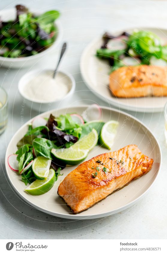 Gegrilltes Lachsfilet und frischer Gemüsesalat. Mediterrane Ernährung. gekocht Abendessen Speise Essen Filet Fisch Lebensmittel gebraten grün Grillrost gegrillt