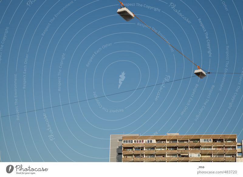 ins blaue hinein Hochhaus Bauwerk Gebäude Fassade Balkon einfach Ferne hässlich hoch kalt trist Stadt Ordnungsliebe Heimweh Fernweh Armut Einsamkeit Farbe Stil