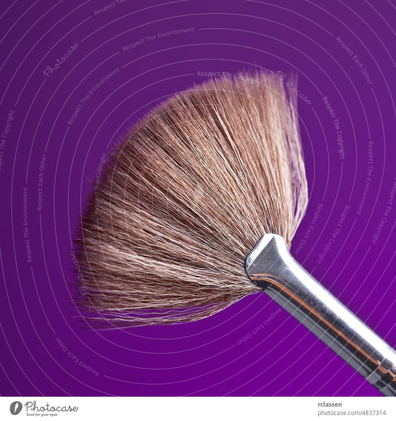 Puderpinsel auf lila Hintergrund Schönheit Bürste Pflege Wangen Farbe Farbbild Kosmetik drogerie Staubwischen Eleganz Auge Gesicht Mode Frau Glamour Behaarung