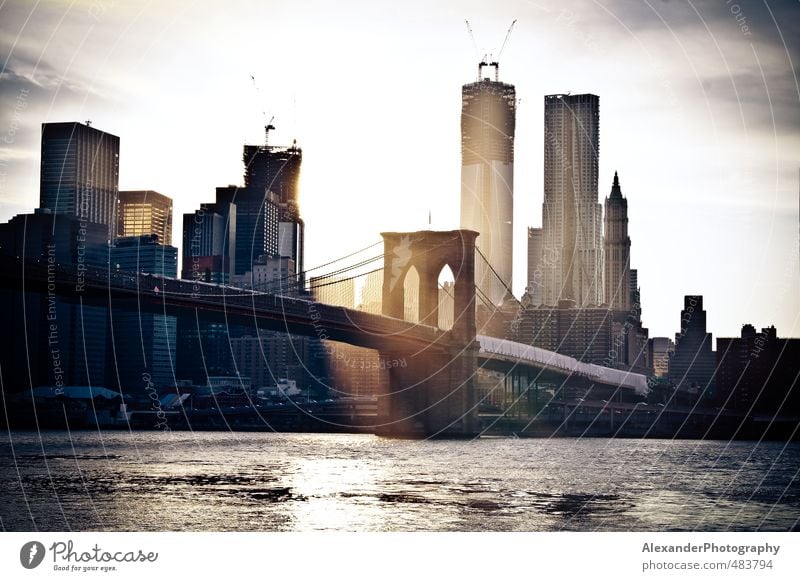 Brooklyn Bridge New York City Stars and Stripes Nordamerika Hauptstadt Skyline Brücke Idylle Manhattan Sundown Farbfoto Außenaufnahme Licht Lichterscheinung