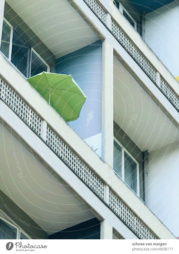 sommertime sonne berlin hochhaus sonnenschirm schutz balkon terrasse fenster sicht perspektive Architektur Hochhaus Fenster Balkon Sonnenschirm Haus Fassade