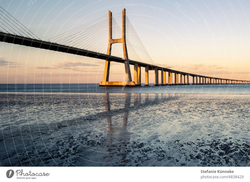 Brücke im goldenen Licht Lissabon Sonnenuntergang goldeneStunde ruhig friedlich Stille Idylle Naturfarben Stimmung Kraftort Landschaft träumen Erholung