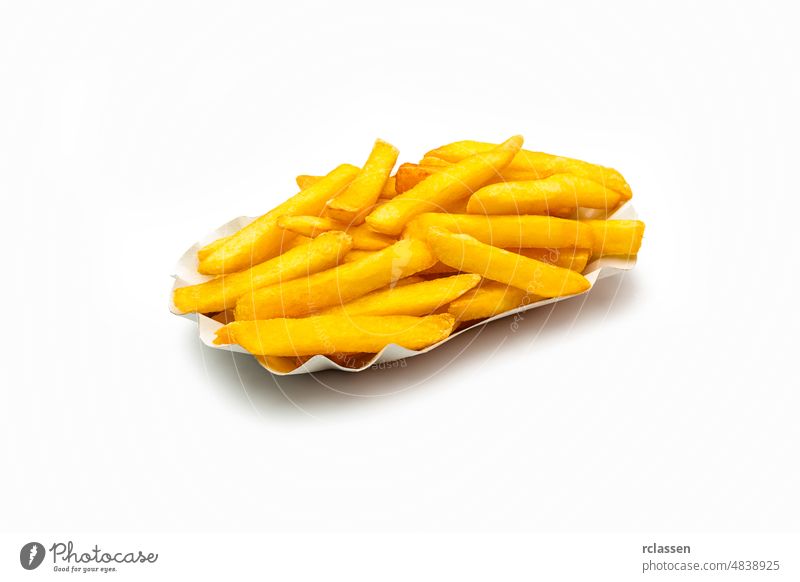 Pommes frites in einer Schale auf Weiß fritten Fries Portion Kartoffel holländisch Snack Französisch Deutsch Kartoffelstock Pommesbude fritüre dick essen Chips