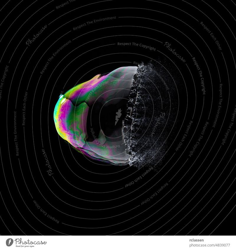 geplatzte Seifenblase in bunten Farben auf schwarzem Hintergrund Schaumblase Wasser Perlen Ball abstrakt aufsteigen schön Blase blasend hell Blasen kreisen