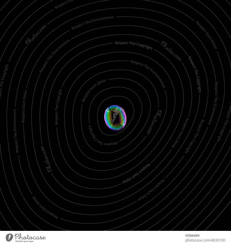 fyling Seifenblase in bunten Farben auf schwarzem Hintergrund Schaumblase Form abstrakt aufsteigen Ball Perlen schön Blase blasend hell Blasen kreisen