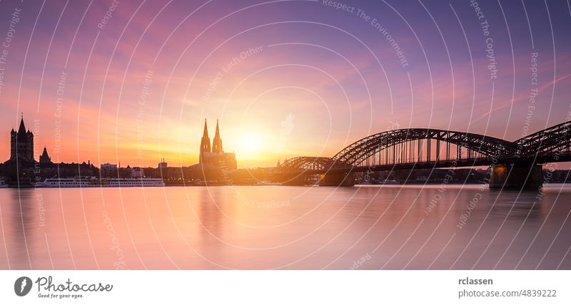 Kölner Skyline mit Dom bei Sonnenuntergang Silhouette Großstadt Kölner Dom Altstadt Kathedrale Rhein Hohenzollern Deutschland dom Fluss Karneval kölsch Kirche