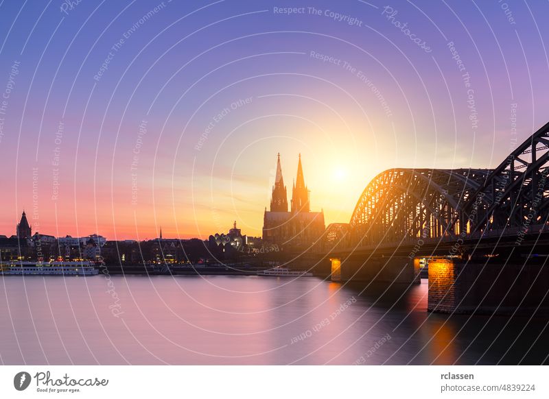 Kölner Dom und Hohenzollernbrücke Silhouette Großstadt Altstadt Kathedrale Sonnenuntergang Rhein Deutschland dom Fluss Karneval kölsch Kirche Brücke Europa