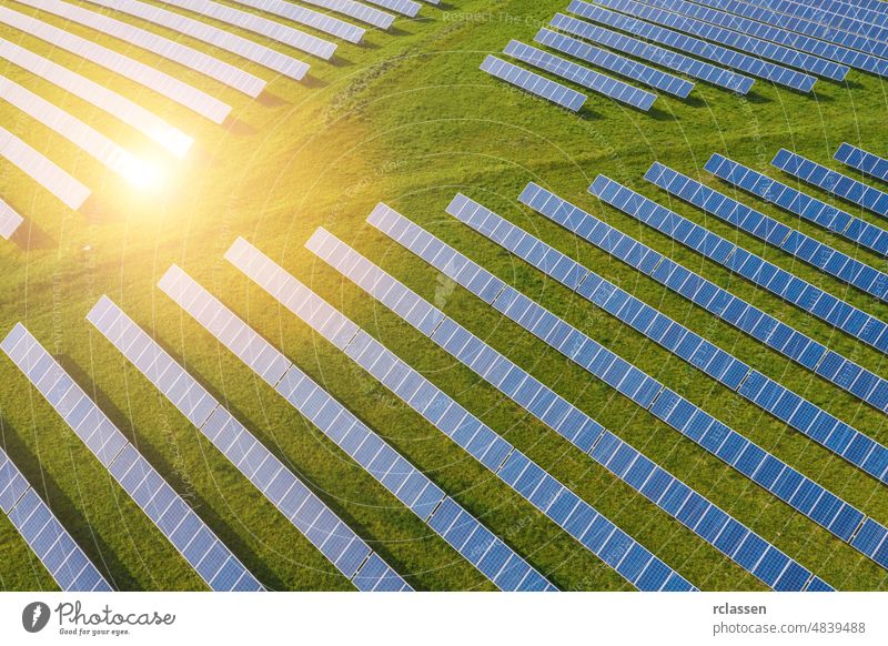 Droneshot einer Solarpanel-Farm erzeugt grünen Strom solar Panel Bauernhof Feld Dröhnen Kraft nachhaltig umgebungsbedingt Energie Pflanze Sonne Wind Ökosystem