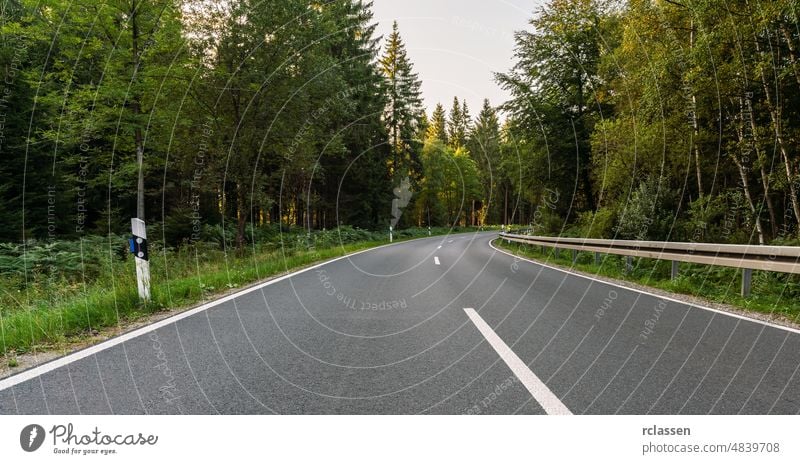 Lange kurvenreiche Forststraße in den Alpen Straße Berge u. Gebirge Autobahn leer Sonnenaufgang Sonnenuntergang Ausflug malerisch Landschaft Wald Sommer Asphalt