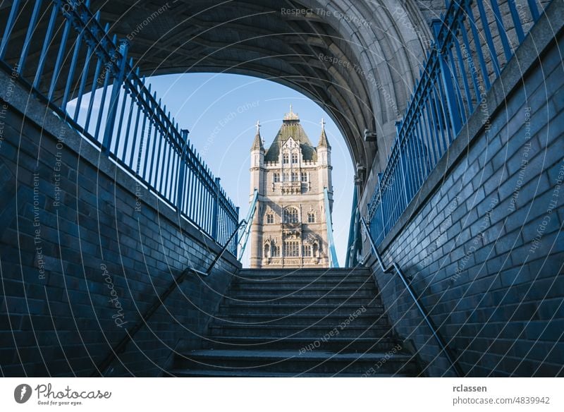 London Tower Bridge mit Skyline Brücke England Turm Großbritannien Themse Gebäude Großstadt Zugbrücke Kapital vereinigtes königreich Sightseeing Tourismus