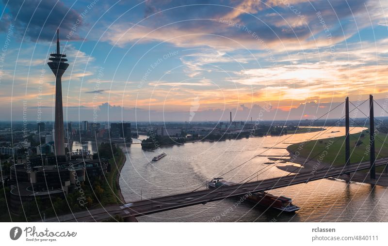 farbenfroher bewölkter Sonnenuntergang in Düsseldorf am Rheinufer düsseldorf Deutschland Turm Fluss Europa Großstadt blau Sommer Panorama Architektur