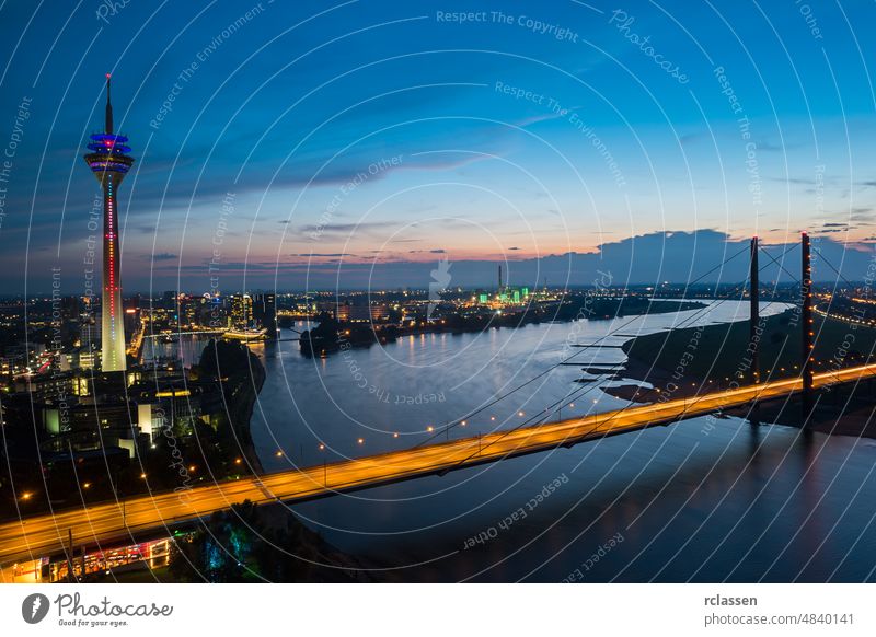 Düsseldorf Stadtbild Sykline-Ansicht bei Nacht düsseldorf Deutschland Turm Fluss Europa Großstadt blau Rhein Sommer Panorama Architektur medienhafen Medienhafen