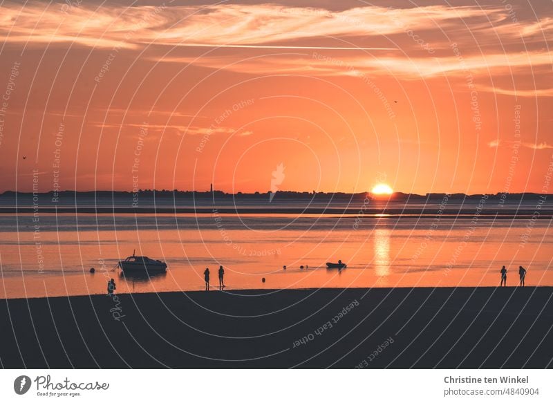 Blick von Föhr über den Strand und das Wattenmeer in den Sonnenuntergang hinter Sylt Sonnenuntergangshimmel Sonnenuntergangsstimmung Nordsee Utersum auf Föhr