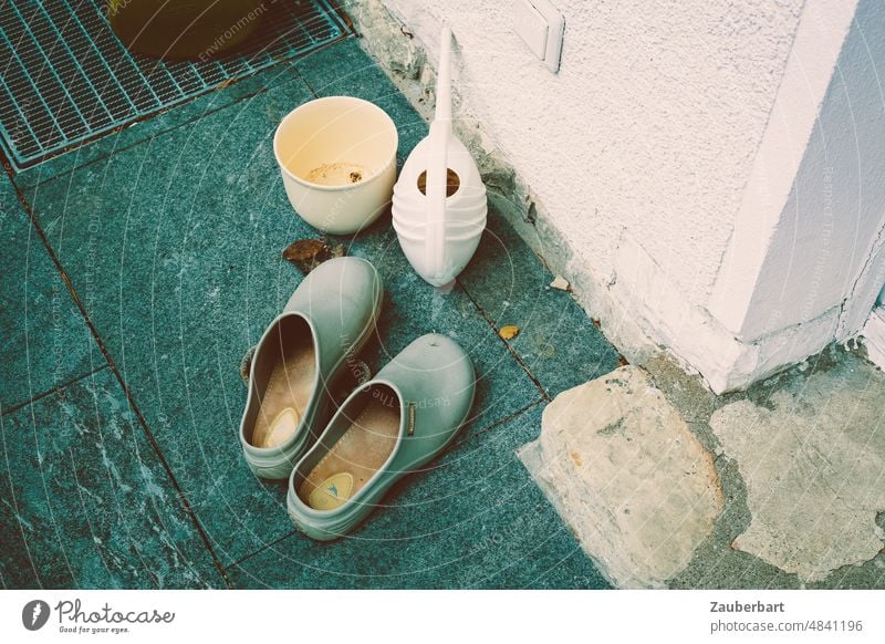 Gartenschere, Gießkanne und Blumentopf auf der Terrasse Gartenschuhe Schuhe Arbeitsschuhe Topf Gartenarbeit Gärtner