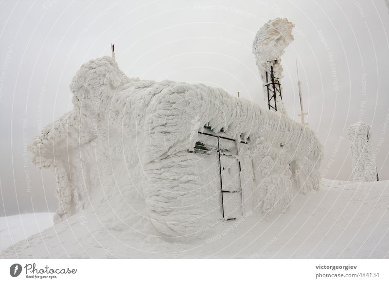 Gefrorene Meteo-Station in hohen Winterbergen Tourismus Expedition Schnee Berge u. Gebirge wandern Hausbau Umwelt Natur Urelemente Wolken Gewitterwolken Klima