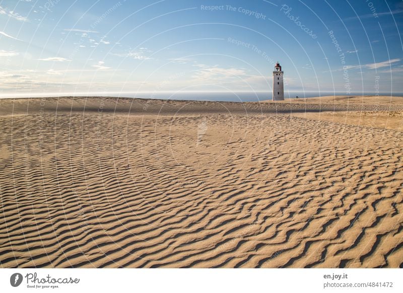 Verwüstung in Dänemark Rubjerg Knude Fyr Wanderdüne Rubjerg Knude Leuchtturm Sand Düne Küste Jütland Horizont Weitwinkel Stranddüne Sehenswürdigkeit Wahrzeichen