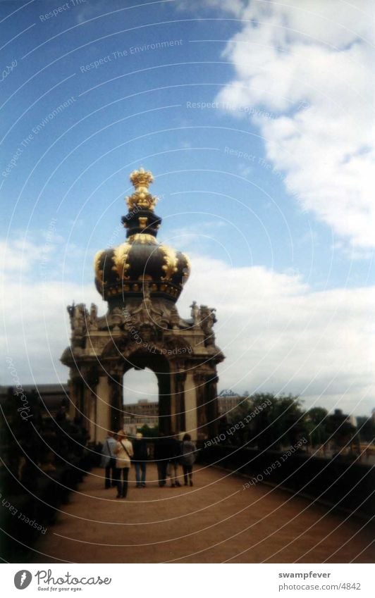 Dresden historisch Gebäude Menschengruppe Architektur