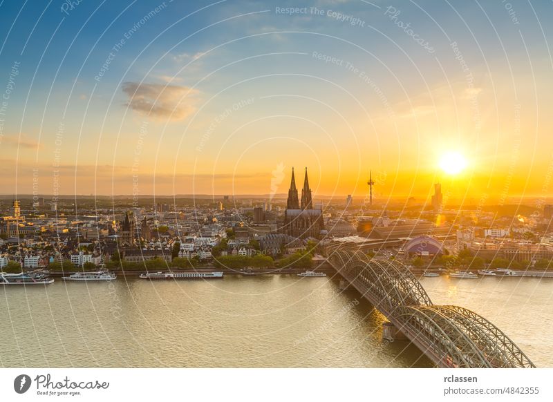 Köln in Deutschland mit dem Dom bei Sonnenuntergang Großstadt Kölner Dom Altstadt Kathedrale Rhein Hohenzollernbrücke dom Fluss Karneval kölsch Kirche Brücke