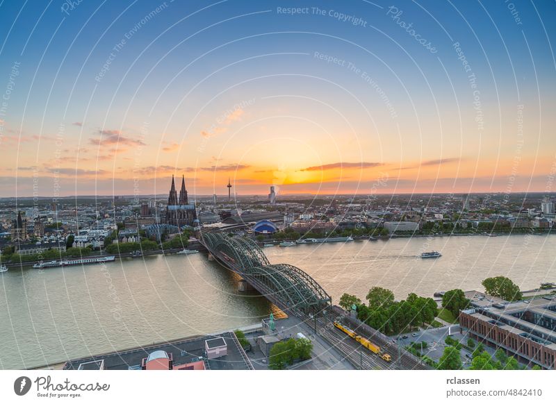 Panoramablick auf Köln bei Sonnenuntergang Großstadt Kölner Dom Altstadt Kathedrale Rhein Hohenzollernbrücke Deutschland dom Fluss Karneval kölsch Kirche Brücke