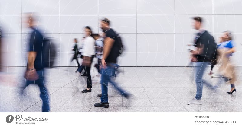 Anonyme Gruppe von Geschäftsleuten in der Halle einer modernen Fachmesse Anzahl & Menge Betrag Fairness Menschen Business Tagung Flugplatz gehen Sie Kongress