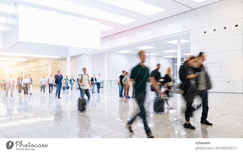 Viele anonyme Menschen stehen und gehen zu einer geschäftlichen Veranstaltung Fairness Business Ausflug gehen Sie Kaufhaus Kaufhof Flugplatz Saal Menge