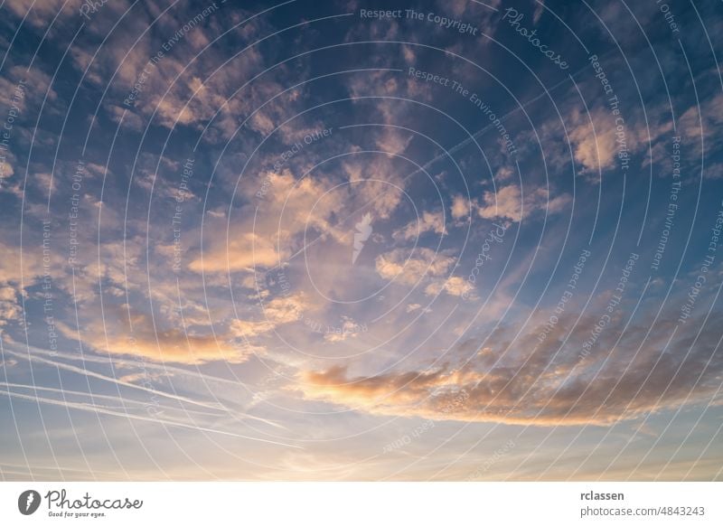 bewölkter Himmel bei Sonnenuntergang Wolken Sonnenaufgang Hintergrund Licht Cloud orange schön Natur Landschaft blau rot Schönheit Farbe gelb Sommer Sonnenlicht