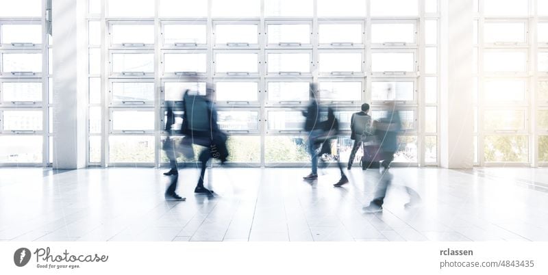 abstraktes Bild von Menschen in der Lobby eines modernen Geschäftszentrums Architektur Besucher bewegend Business Paris Gang Frankfurt am Main Messe Fairness