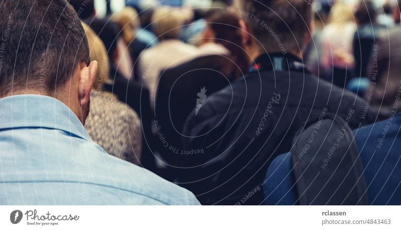 Rückansicht von Personen auf einer Konferenz oder Präsentationssitzung Business Publikum Seminar Sitzung Werkstatt Veranstaltung dozieren korporativ Redner