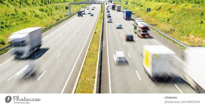 Straßenverkehr in Deutschland Verkehr Autobahn Lastwagen PKW Fahrzeug logistisch Lastkraftwagen Fracht grün urban Sommer Ladung blau Himmel Horizont Natur